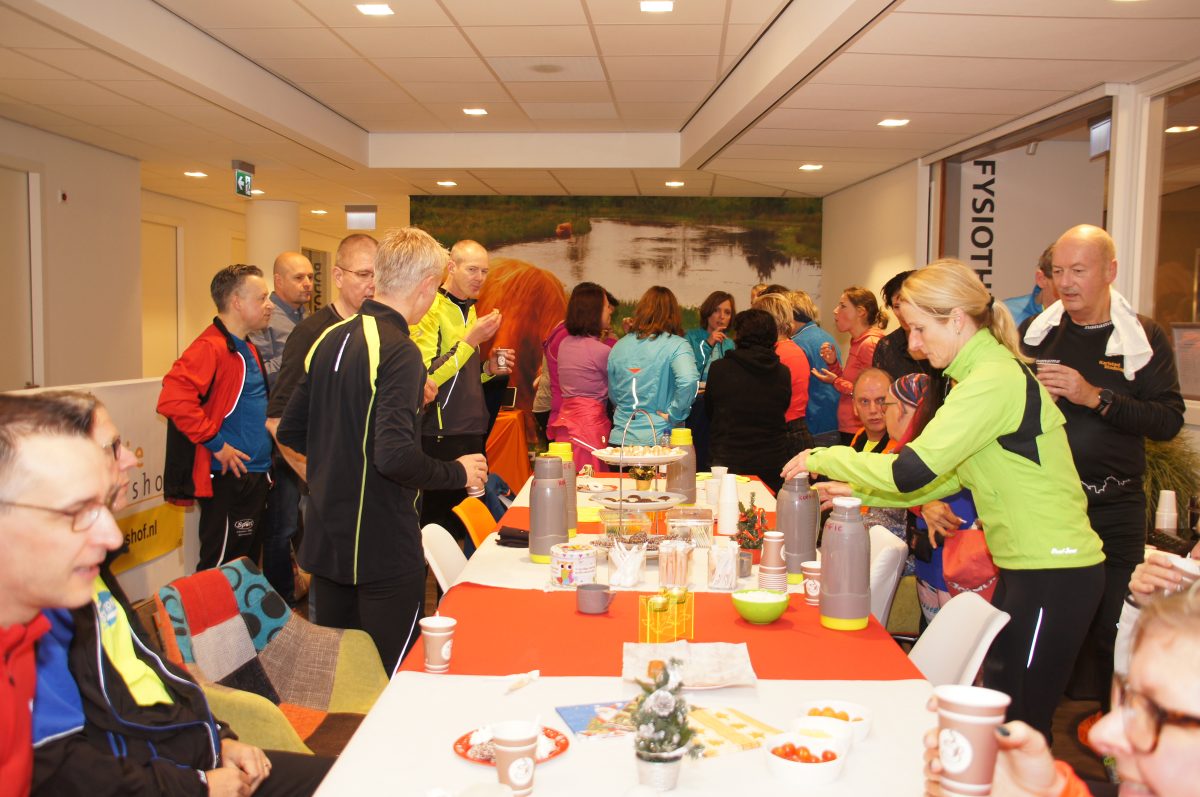 Kerstborrel met een hapje en drankje